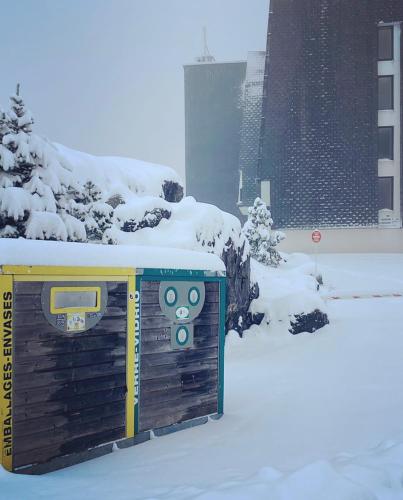 a smallshed with a face drawn on it in the snow at BÈTH CÈU - 4 PERS - Appart vacances- in Arette