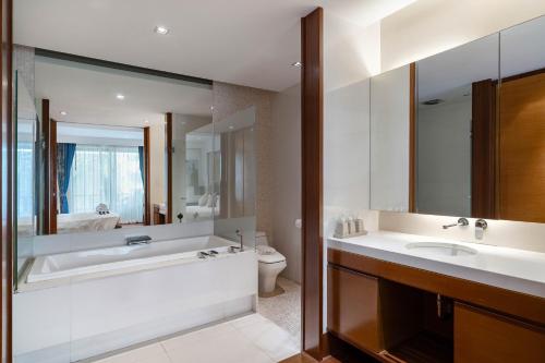 Koupelna v ubytování Beachfront luxury 2 bdr apartment by InDreams, Naithon Beach (говорим по русски)