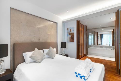 Postel nebo postele na pokoji v ubytování Beachfront luxury 2 bdr apartment by InDreams, Naithon Beach (говорим по русски)