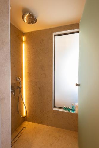 Un baño de Pegasos Deluxe Beach Hotel