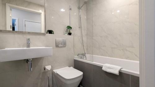 Koupelna v ubytování Modern 1 Bed Apt Bracknell- with parking