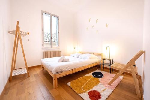 une chambre avec un grand lit et une fenêtre dans l'établissement Le Majorelle, Grand T4, à Montpellier