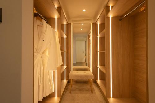 Una cama o camas en una habitación de Pegasos Deluxe Beach Hotel