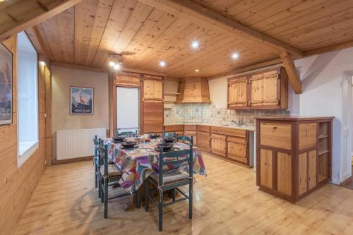 une salle à manger avec une table et des chaises dans une cuisine dans l'établissement Appartement des Hauteurs - Welkeys, à Chamonix-Mont-Blanc