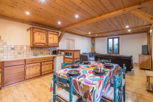 une salle à manger avec une table et une cuisine dans l'établissement Appartement des Hauteurs - Welkeys, à Chamonix-Mont-Blanc