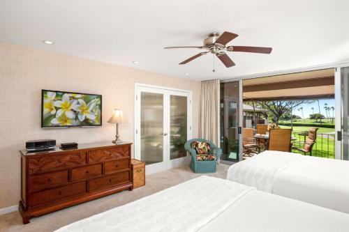 una camera da letto con due letti e un ventilatore a soffitto di KBM Resorts FREE CAR Maui El Dorado Ocean view 1-Bedroom Condo MEL-H207 a Kaanapali