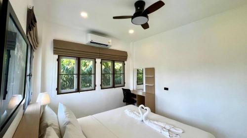 Voodi või voodid majutusasutuse Khaolak Pool Villa with 3 bedrooms toas