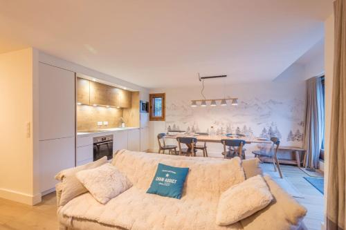 un salon avec un canapé et une cuisine dans l'établissement Appartement Sérénité - Welkeys, à Chamonix-Mont-Blanc