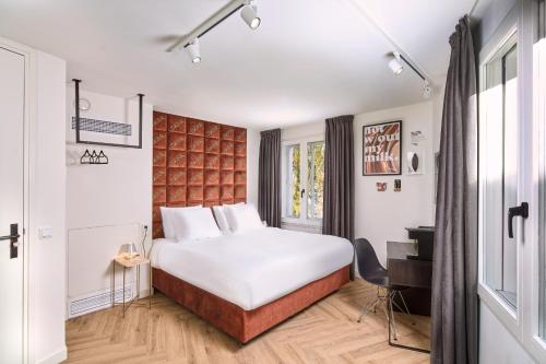 a bedroom with a bed and a desk in it at Boutique Hotel DARQ in Maastricht