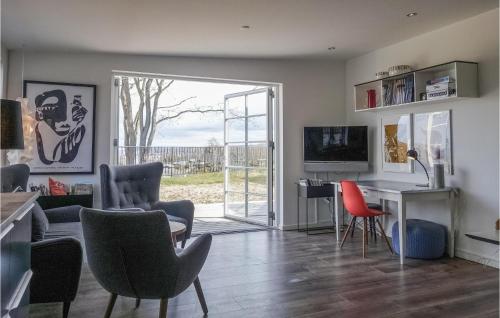 una sala de estar con una mesa y sillas en Gorgeous Apartment In Allinge With Wifi, en Allinge