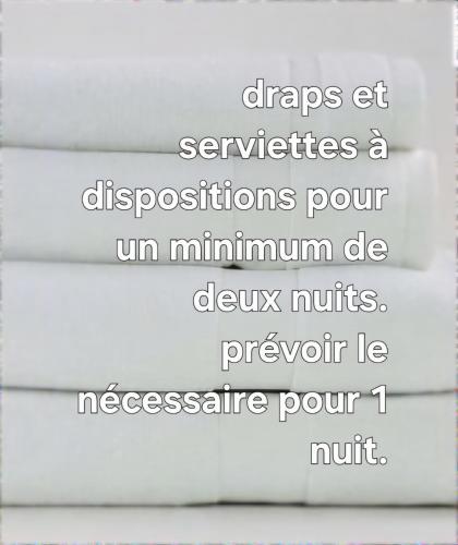 a sign that says chapters et sacrifices a suspensions pourumnumn de davismits at Gîte L ' Escale 300 m à pied des plages in Plouarzel