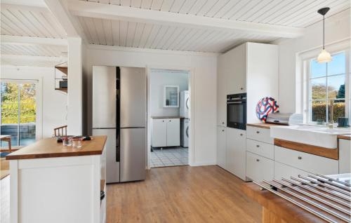 Una cocina o cocineta en Beautiful Home In Samsø With Wifi