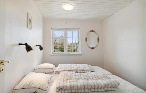 Una cama o camas en una habitación de Beautiful Home In Samsø With Wifi