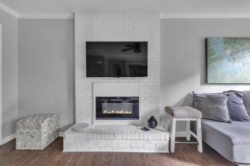 Gallery image of Serene Oasis in Daphne- Cozy Home with Giant Oaks home in Daphne
