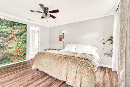 Gambar di galeri bagi Serene Oasis in Daphne- Cozy Home with Giant Oaks home di Daphne