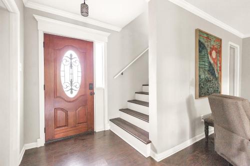 Gambar di galeri bagi Serene Oasis in Daphne- Cozy Home with Giant Oaks home di Daphne