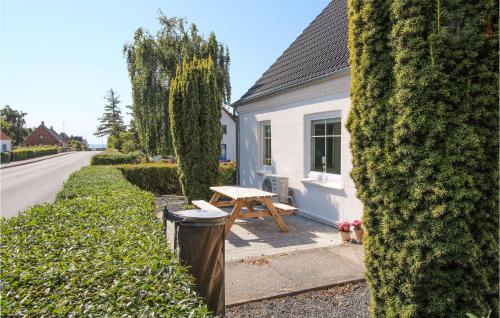 Un jardín fuera de Amazing Home In Samsø With Kitchen