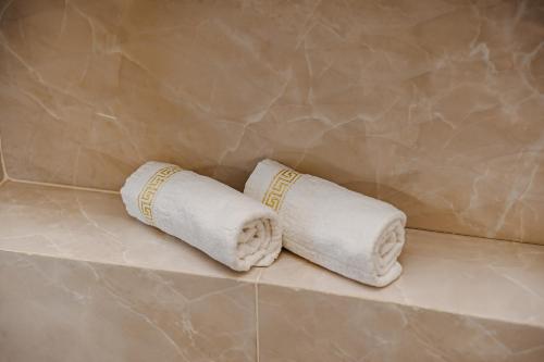 two rolled towels sitting on a counter in a bathroom at Elegant stay near the Park in Chişinău