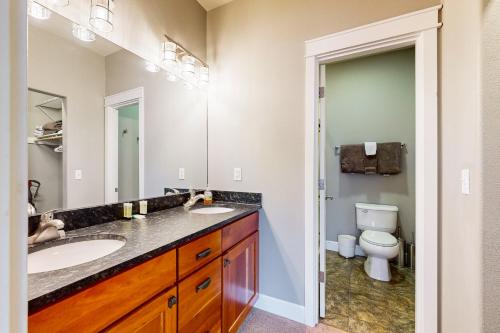 Un baño con dos lavabos y un inodoro. en Enchanted Evergreen Escape, en Girdwood