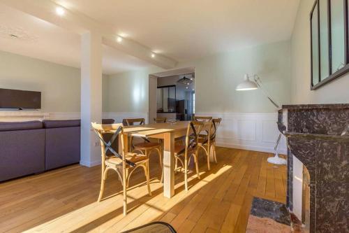 une salle à manger avec une table et des chaises en bois dans l'établissement Le Devosge, à Dijon