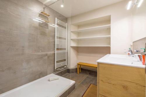 une salle de bain avec une douche, un lavabo et une baignoire dans l'établissement Le Devosge, à Dijon