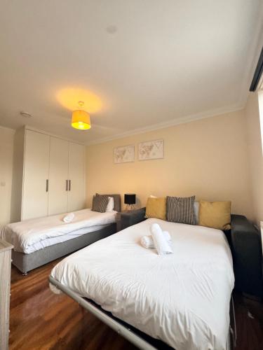 Una cama o camas en una habitación de Comfort Heathrow Stay 5 Mins to the Terminal