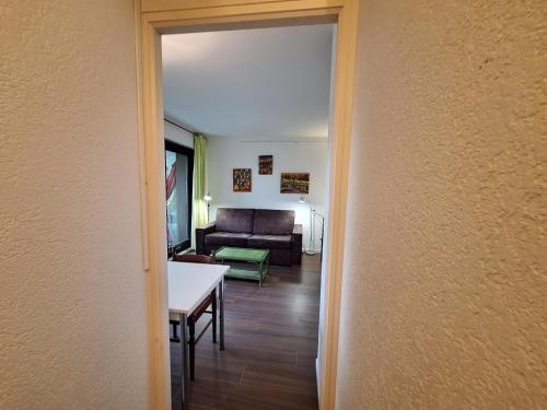 - un salon avec un canapé et une table dans l'établissement Charmant studio au calme dans le parc, à Thonon-les-Bains
