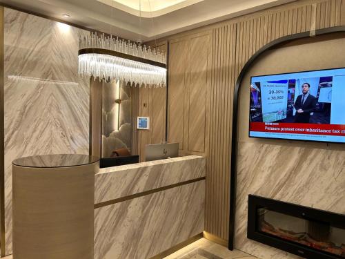 Una televisión o centro de entretenimiento en St Mark's - Merit Hotels