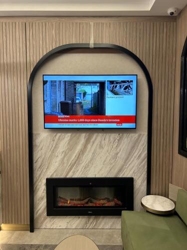 Una televisión o centro de entretenimiento en St Mark's - Merit Hotels