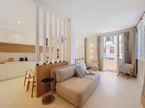 un salon avec un canapé et une cuisine dans l'établissement Nestor&Jeeves - PALMIERS TERRASSE - Central - Terrace, à Nice