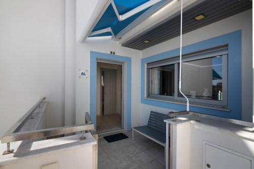 una camera con panchina e parete blu di Numar Residence A A a Vila Nova de Cacela