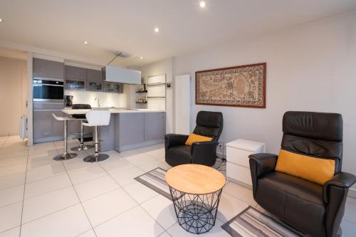 un salon avec deux chaises et une table dans l'établissement Le Doumer parking wifi, à Vannes