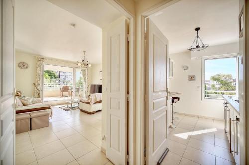 un couloir avec une porte menant à un salon dans l'établissement Lumineux 3 pieces proche centre ville A2B237, à Cannes