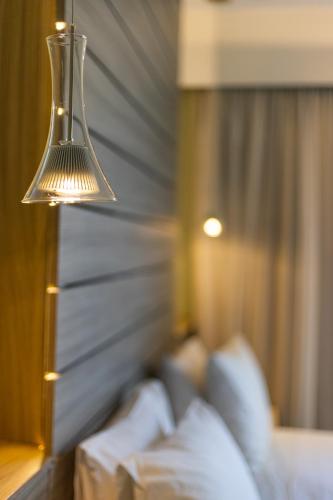 Una cama o camas en una habitación de Pegasos Deluxe Beach Hotel
