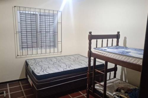 Ένα ή περισσότερα κρεβάτια σε δωμάτιο στο Quarto para quatro pessoas a duas quadras da praia - Balneário Saint Etienne - Matinhos