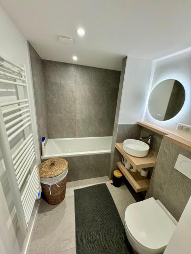 une salle de bain avec toilettes, baignoire et lavabo dans l'établissement Grand appartement rénové de 110m2 aux Contamines, aux Contamines-Montjoie