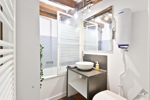 un bagno con lavandino e finestra di Studio Quartier Saint-Michel Notre-Dame 4 Free Netflix a Parigi