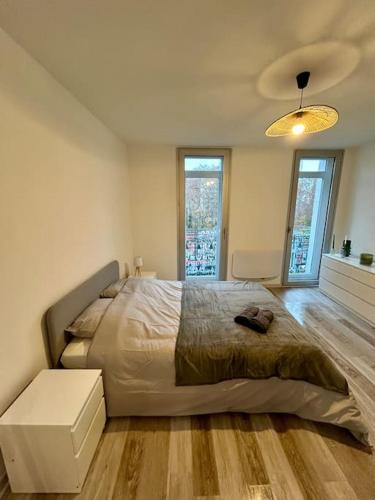 une chambre avec un grand lit dans une pièce dans l'établissement Le Douillet, proche gare et métro, à Toulouse