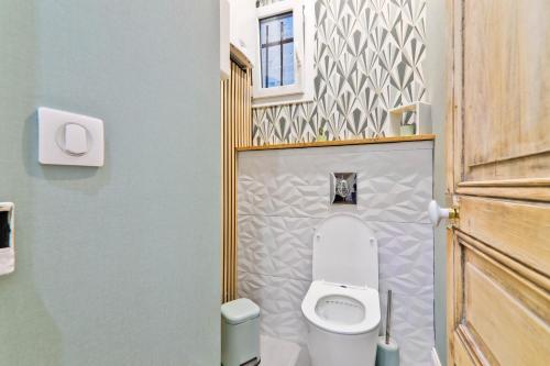 Elle comprend une petite salle de bains pourvue de toilettes et d'une fenêtre. dans l'établissement Charmant Appartement Arc de Triomphe Free Netflix, à Paris