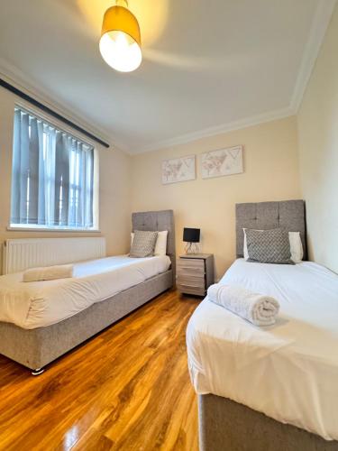Una cama o camas en una habitación de Comfort Heathrow Stay 5 Mins to the Terminal