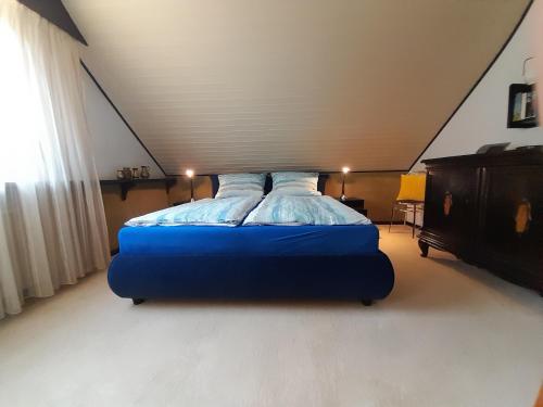 Кровать или кровати в номере Gästehaus am Ahornweg