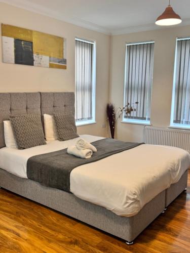 Una cama o camas en una habitación de Comfort Heathrow Stay 5 Mins to the Terminal