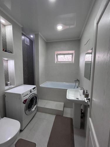 Koupelna v ubytování Люкс 2-х комнатная квартира