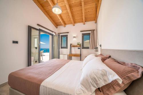 une chambre avec un lit avec vue sur l'océan dans l'établissement Villa Olive Cottage by Villa Plus, à Mousata