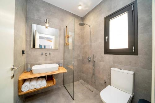 une salle de bains avec douche, toilettes et lavabo dans l'établissement Villa Olive Cottage by Villa Plus, à Mousata