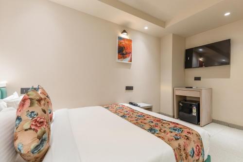 Postel nebo postele na pokoji v ubytování FabHotel Red Vibe - Kasturba Nagar