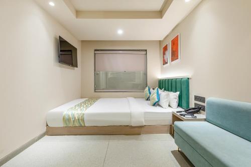 Postel nebo postele na pokoji v ubytování FabHotel Red Vibe - Kasturba Nagar