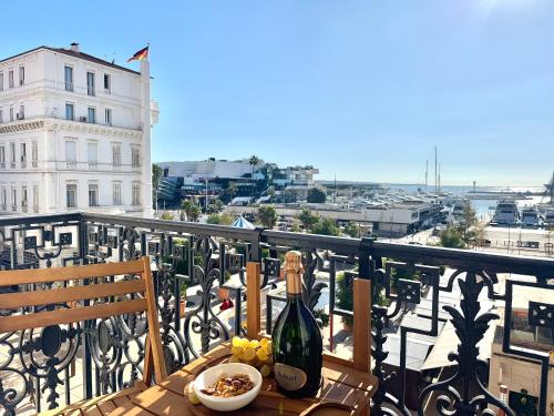 - une table avec une bouteille de vin sur le balcon dans l'établissement DELUXE SEAVIEW BALCONY - 2 min PALAIS & BEACH, à Cannes