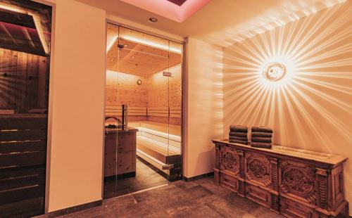 une salle de bain avec une baignoire, un lavabo et un miroir dans l'établissement ARLhome Lodge - Zuhause am Arlberg, à Sankt Anton am Arlberg