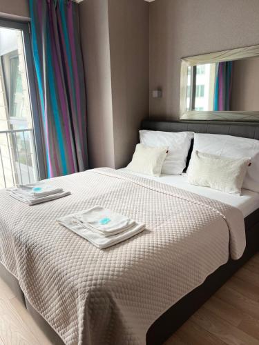 - une chambre dotée d'un lit avec deux assiettes dans l'établissement Skau 2 Eurovea Garden View Free Parking, à Petržalka